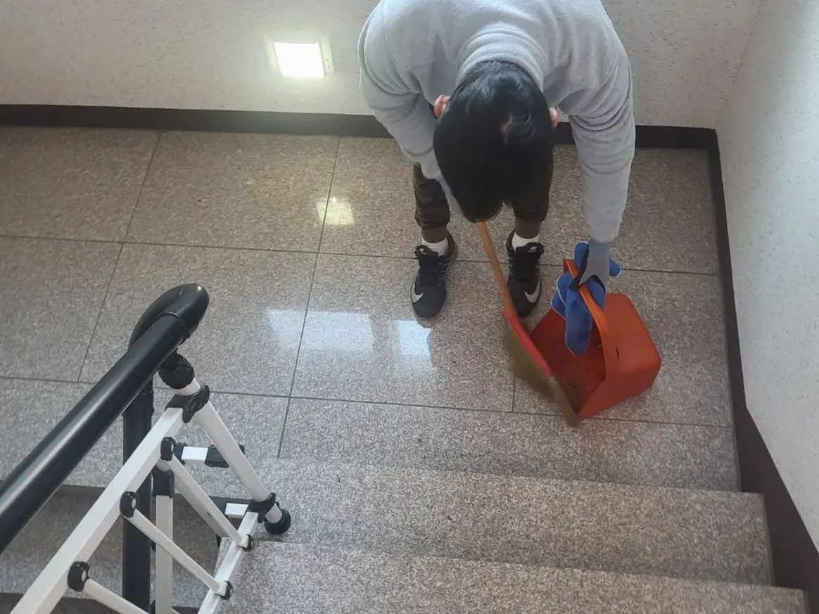 서초구 방배동 빌라 공동현관 장비 주변 정밀 위생청소 사례 - 행진크린